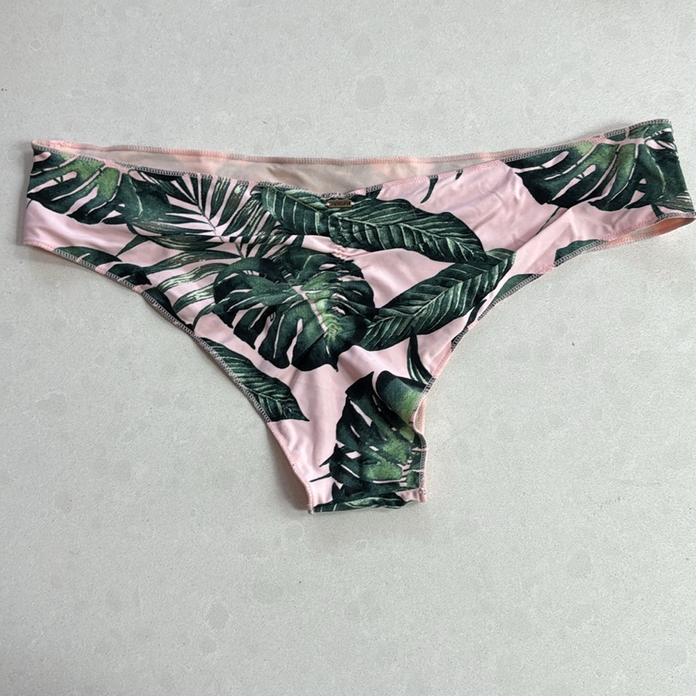 Bikini - Picture 7 of 7